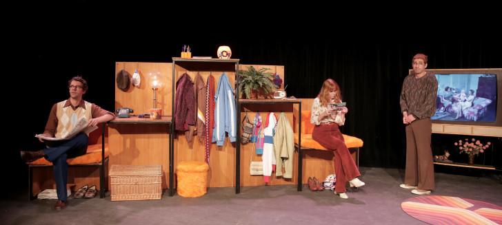 Une scène dans laquelle les comédiens interprètent Eddie et ses parents.